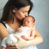 Bērna pareiza turēšana un tās ietekme uz mazuļa attīstību