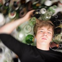 Alkoholu drīkstēs iegādāties no 20 gadu vecuma, lemj Saeimas komisija
