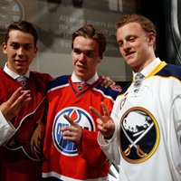 NHL draftā ar pirmo numuru 'Oilers' izvēlas Konoru Makdeividu