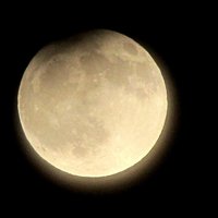 Gaidāms pilns Mēness aptumsums; tā vērošanu gan apdraudēs mākoņi, migla un lietus