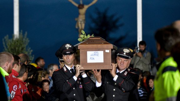 Itālijas zemestrīcē bojā gājušo bēru ceremonija - 11