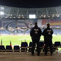 Hanoverē evakuē futbola stadionu un arēnu; neapstiprinās aizdomas par sprāgstvielām pildītu 'ātro' mašīnu