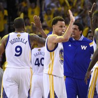 'Warriors' ar uzvaru pagarinājumā sāk NBA finālu