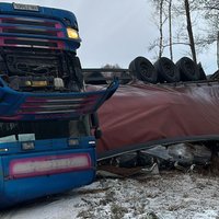 Ārvalstu pilsonis Latgalē apgāzis uz jumta kravas auto