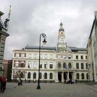 Rīgas domes darbinieki prēmijās pērn saņēmuši vairākus simtus un daži vairāk par tūkstoti eiro