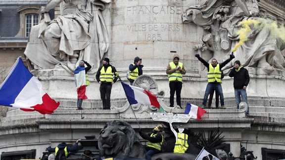 Francijā turpinās dzelteno vestu protesti - 4