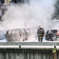 Stokholmas imigrantu priekšpilsētā dedzina automašīnas