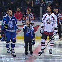 Video: Sabiedrību saviļņo neredzīga baltkrievu zēna izpildīta Latvijas himna hokeja spēlē