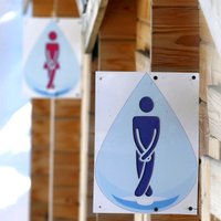 Tviterī plaši izsmieta Soču olimpiskā centra divvietīgā tualete