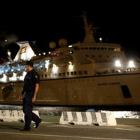 Vidusjūrā izglābtie 350 bēgļi atsakās Kiprā pamest kuģi