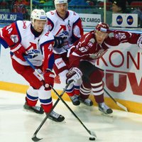 Rīgas 'Dinamo' zaudē KHL līderiem un nespēj uzvarēt pamatlaikā jau mēnesi