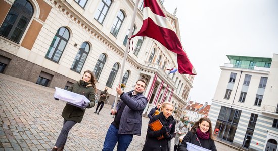 Ar simbolisku gājienu Okupācijas muzejs sācis pārcelšanos uz ēku Vecrīgā