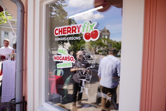 Ķirsona "Cherry Fix" Tērbatas ielā pārbūvēts nelikumīgi. Vai kopīgajam biznesam ar mazdēlu beigas?