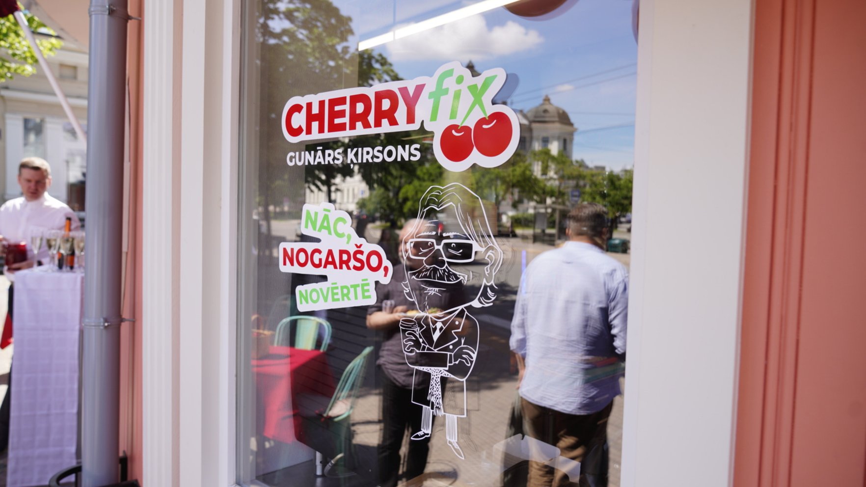 Ķirsona "Cherry Fix" Tērbatas ielā pārbūvēts nelikumīgi. Vai kopīgajam biznesam ar mazdēlu beigas?