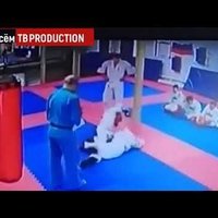ВИДЕО: В России завели уголовное дело на тренера, ударившего ребенка ногой по голове