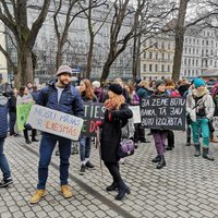 Simtiem jauniešu Rīgā piedalās globālajā 'klimata streikā'