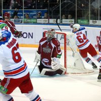 Foto: Rīgas 'Dinamo' pie pilnām tribīnēm zaudē 'Lev'