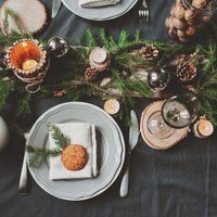 Lai vietas pietiek arī ēdienam – idejas galda noformējumam ar nelieliem dekoriem
