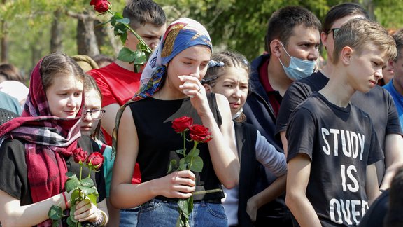 Krievijā atvadās no Kazaņas slaktiņā nogalinātās skolotājas - 10