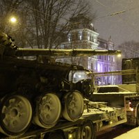 В Риге перед посольством РФ появился подбитый ВСУ российский танк