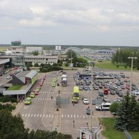 Парковка возле аэропорта "Рига" станет бесплатной для краткосрочной остановки