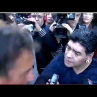 Video: Maradona iepļaukā žurnālistu