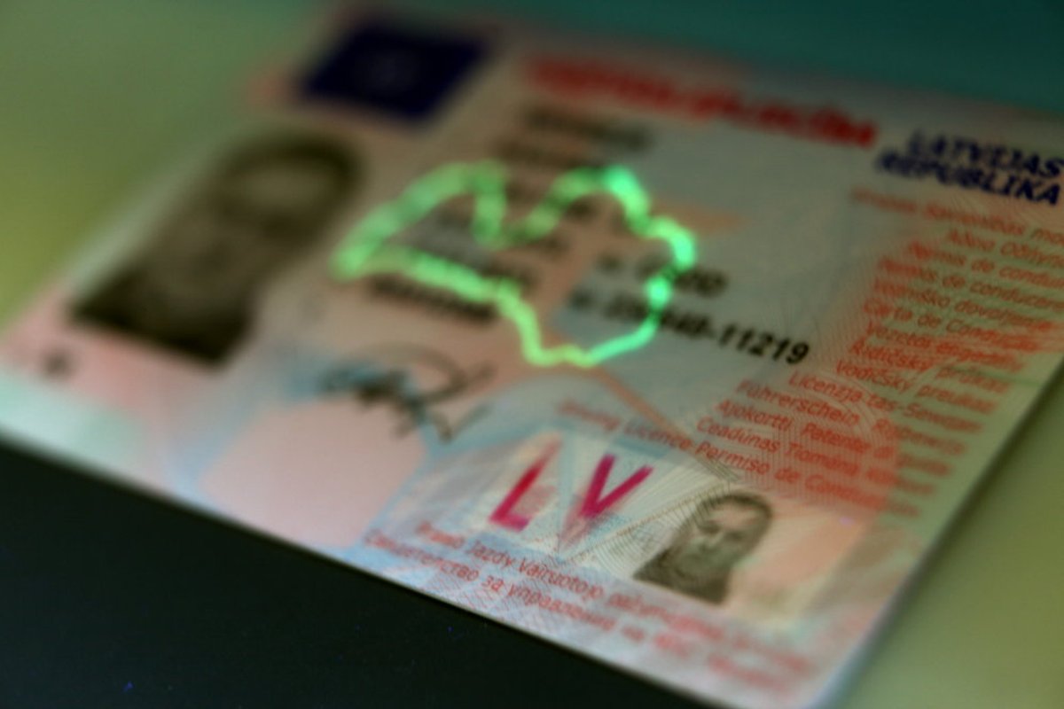 Rēzeknē CSDD atklāj viltotu vadītāja apliecību; aizturētais vīrietis ...
