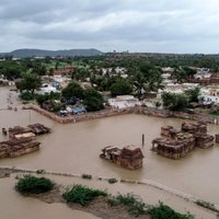 Plūdos un zemes nogruvumos Indijā gājuši bojā gandrīz 100 cilvēki