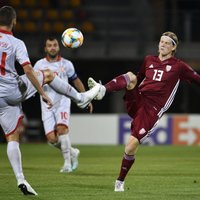 ФОТО: Сборная Латвии на стадионе "Даугава" получила два мяча от македонцев