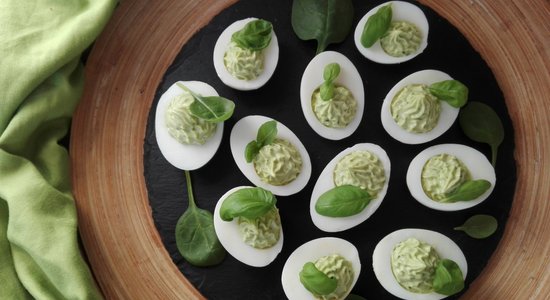 Pildītas 'zaļās' olas ar avokado, laimu un baziliku