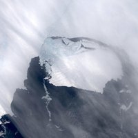 Milzu aisbergs apdraud kuģu ceļus pie Antarktīdas