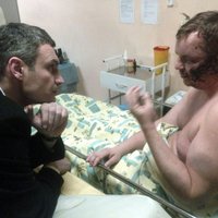 Foto: Spīdzināto Ukrainas aktīvistu slimnīcā no milicijas sargā opozīcijas pārstāvji