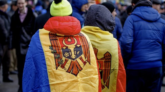 Moldovas karogs, Moldova, Chisinau, Protest rally in Chisinau demanding early parliamentary election