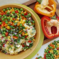 Pavasarīgie kartupeļu-olu salāti ar krāsainiem dārzeņiem