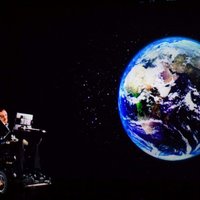 Stīvens Hokings hologrammas veidā uzrunā klausītājus Honkongā
