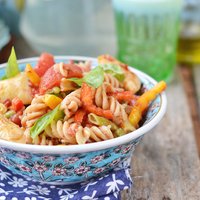 10 makaronu salātu receptes gardam nedēļas nogales sākumam