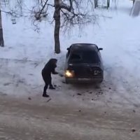 Video: Krievijā sieviete ar veseri šķaida auto