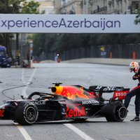 F-1 posms Azerbaidžānā: Verstapens zaudē uzvaru sirdi plosošā avārijā, neveiksme arī Hamiltonam, uzvar Peress