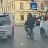 ВИДЕО: в Риге велосипедист намеренно разбивает зеркало микроавтобуса