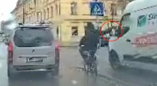 ВИДЕО: в Риге велосипедист намеренно разбивает зеркало микроавтобуса