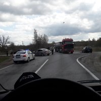 Foto: Kravas un vieglās automašīnas sadursme uz Rīgas apvedceļa