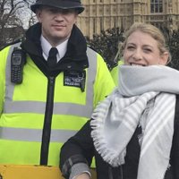 Pēdējais foto – tūriste brīdi pirms Londonas terorakta iemūžina bildi ar policistu