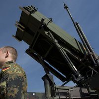 NATO apņemas pastiprināt militāro klātbūtni Eiropas austrumos