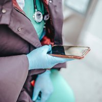 'Tele2' medicīnas darbiniekiem trīs mēnešus nodrošinās bezmaksas mobilos sakarus