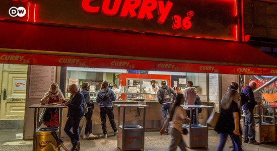 Currywurst: из чего делают легендарные берлинские сосиски