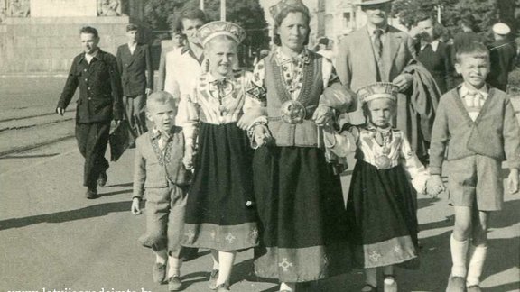 imene nāk no Dziesmu svētkiem Esplanādē. No kreisās Jānis Pladers, Inta Kalniņa, Frīda Puzule, Ieva Puzule, Andris Puzulis.1948. gada 21. jūlijs. Rīga. www.latvijasgadsimts.lv