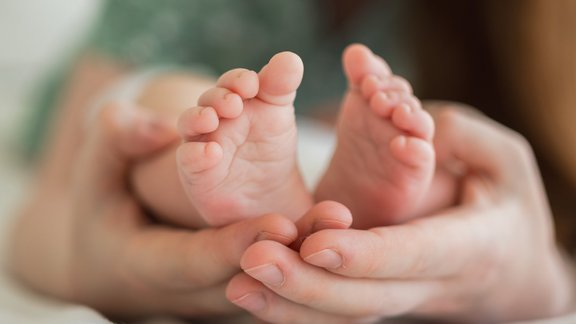 Priekšvēlēšanu laikā atbalsta ideju Rīgā palielināt piedzimšanas pabalstus; vēl jālemj domei