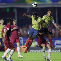 Kolumbijas futbolisti iekļūst 'Copa America' ceturtdaļfinālā; Argentīna var neizķļūt no grupas