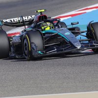 F-1 jaunās sezonas sākums: Rikjardo un Hamiltons ātrākie treniņos Bahreinā