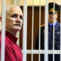Baltkrievijā negaidīti atbrīvots ietekmīgais opozicionārs Aļess Beļackis